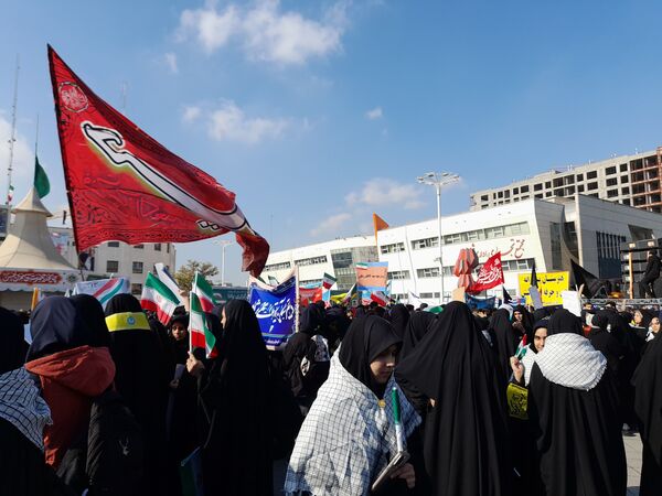 طنین فریاد «مرگ بر آمریکا» در میدان شهدا با حضور دانش‌آموزان شاهد ارض‌اقدس