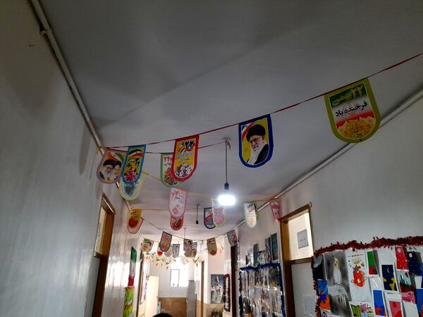 نواخته شدن زنگ گلبانگ انقلاب اسلامی در دبیرستان پگاه روستای مارکده