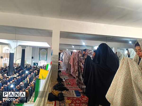 حضور حماسی مردم در اولین نماز جمعه بعد از شهادت رهبر انقلاب