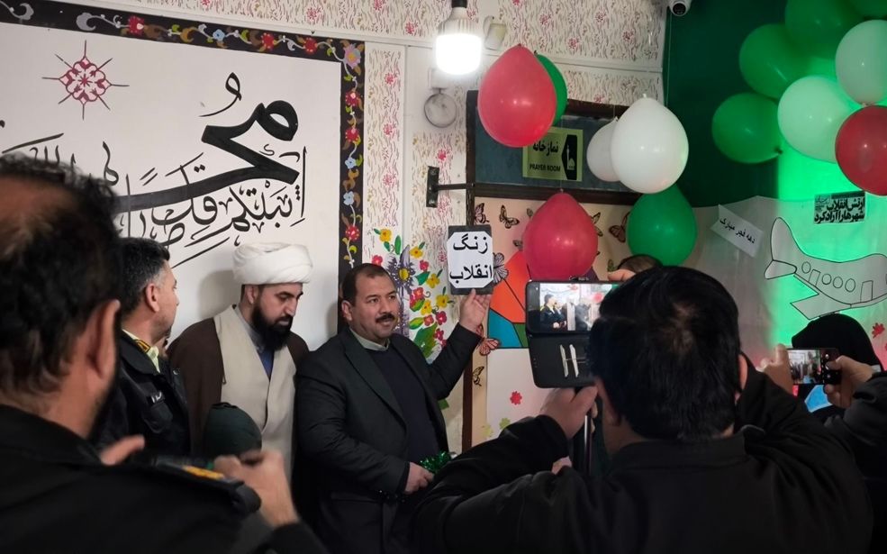 نواختن زنگ انقلاب در دبیرستان دخترانه الزهرا(س) شهرستان بام و صفی آباد