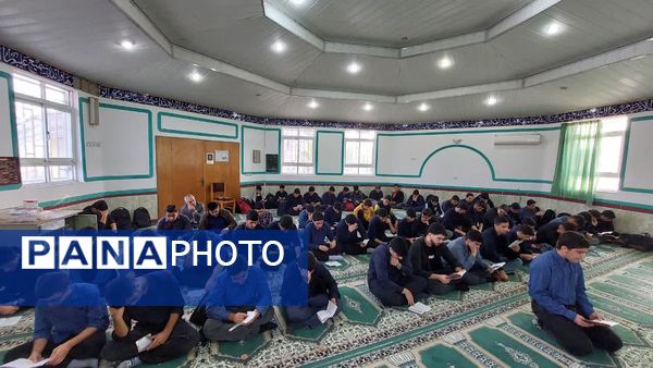 برگزاری نماز جماعت و زیارت عاشورا در دبیرستان شاهد