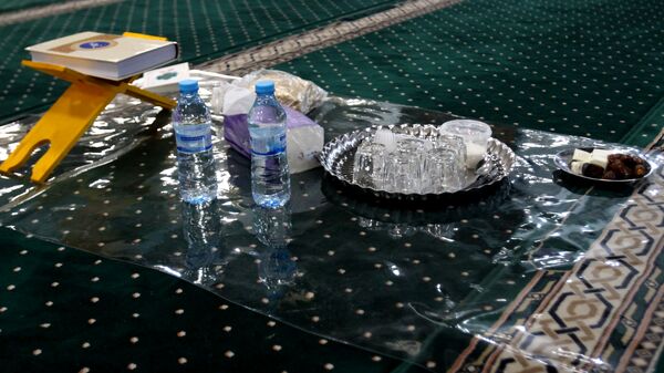 محفل قرآنی خانوادگی و افطاری ساده در مصلی خاتم‌الانبیا زنجان