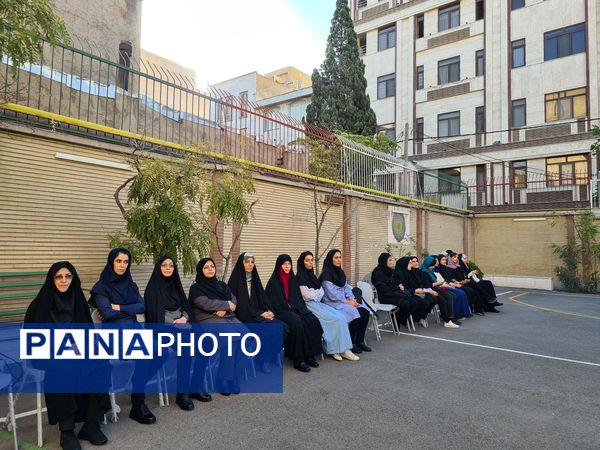 آئین نواختن زنگ مهر در دبیرستان دخترانه فرهنگ ۱۳ 