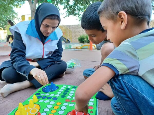جشن غدیرخم توسط تیم‌های سحر هلال احمر در روستای زلزله‌زده محمدیه