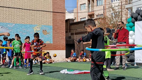 آیـنـده‌سـازان فیـروزکـــوه در میـدان رقابـت ورزشــی دبـسـتــان پـیـامبـر اعـظـم(ص)