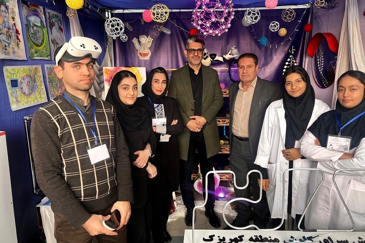 بازدید رئیس اداره آموزش و پرورش کهریزک از نمایشگاه دستاوردهای دانش‌آموزی در اداره کل آموزش و پرورش شهرستانهای تهران 