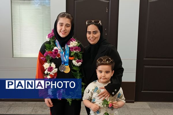 مراسم استقبال از دانش‌آموز مدال آور