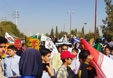 طنین  یکپارچه ومتحداستکبار ستیزی دانش آموزان زرقانی در یوم الله 13 آبان 