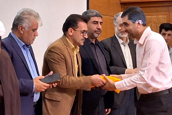 تقدیر از چهره های روشن در محفل ایمان 