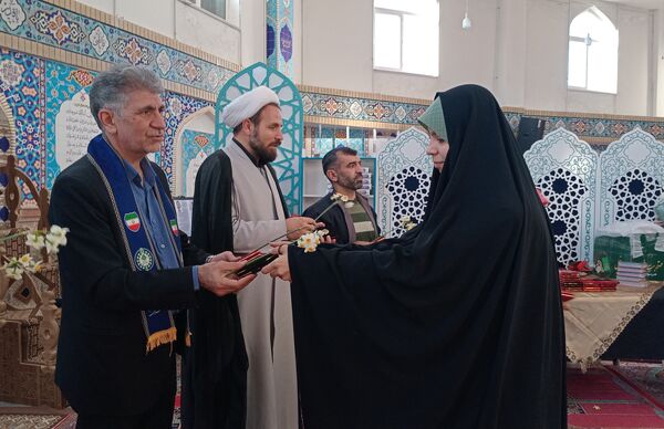 حضور مسئولان میان معتکفین مدرسه تمام تشکیلاتی پیشتازان صدرا متوسطه اول در اختتامیه اعتکاف 
