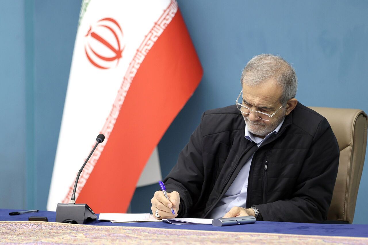 از همه آنان که جانانه پای کار ایران ایستاده‌اند تشکر می‌کنم