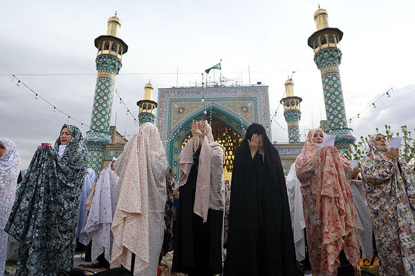 اقامه نماز عید سعید فطر- امامزاده پنج تن(ع) لویزان