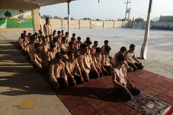 برگزاری نماز جماعت ظهر و عصر در مدرسه شهید حججی سیریک 