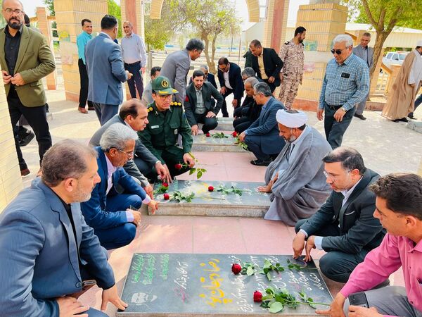 گلزار شهداء ؛ میزبان مسئولان شهرستان عنبرآباد همزمان با آغاز هفته دفاع مقدس