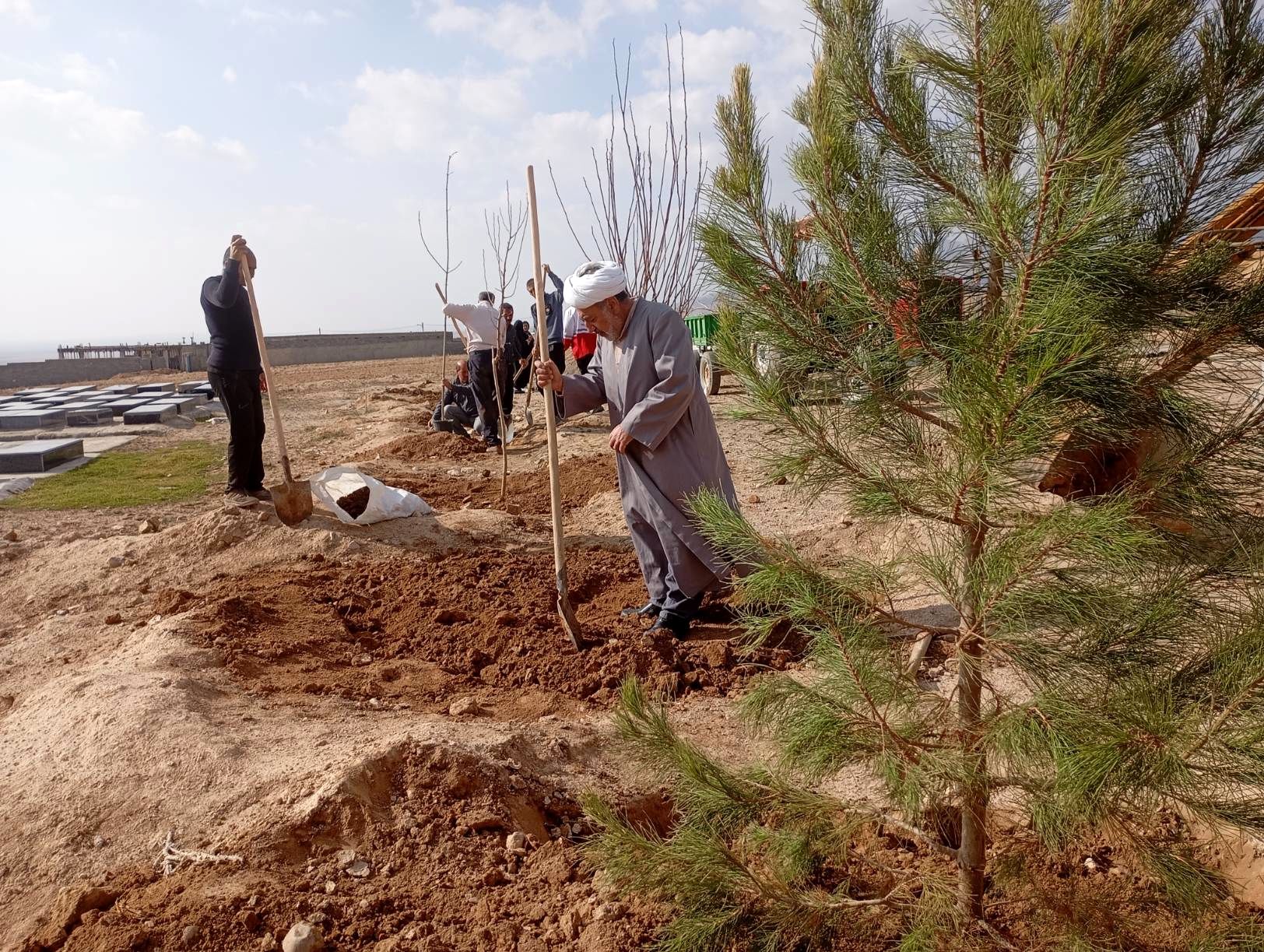 کاشت نهال در آرامستان روستای گزکوه