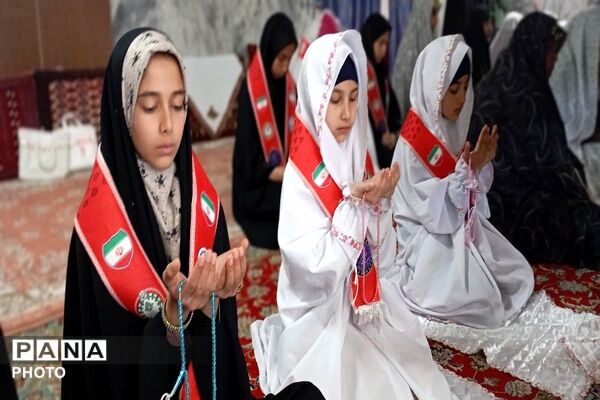 حضور دانش آموزان در دومین نماز عبادی، سیاسی جمعه ماه مبارک رمضان در شهر بار نیشابور