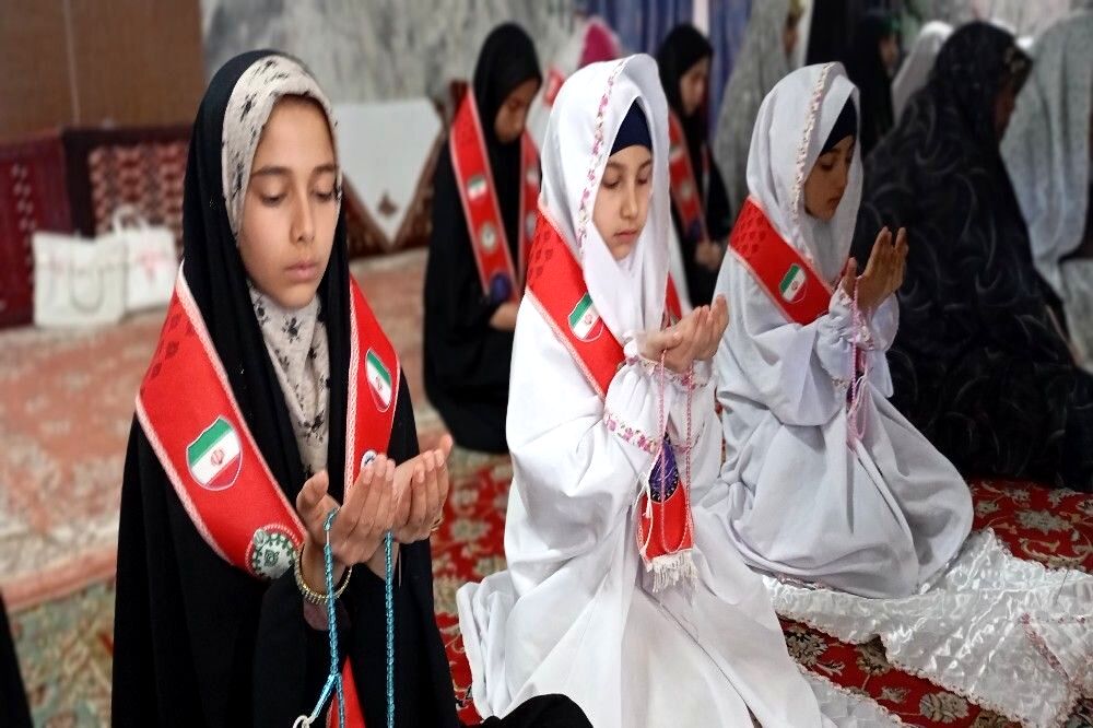 حضور دانش آموزان در دومین نماز عبادی، سیاسی جمعه ماه مبارک رمضان در شهر بار نیشابور
