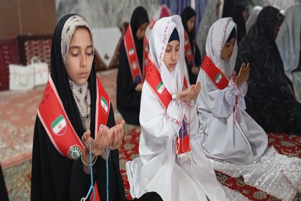 حضور دانش آموزان در دومین نماز عبادی، سیاسی جمعه ماه مبارک رمضان در شهر بار نیشابور