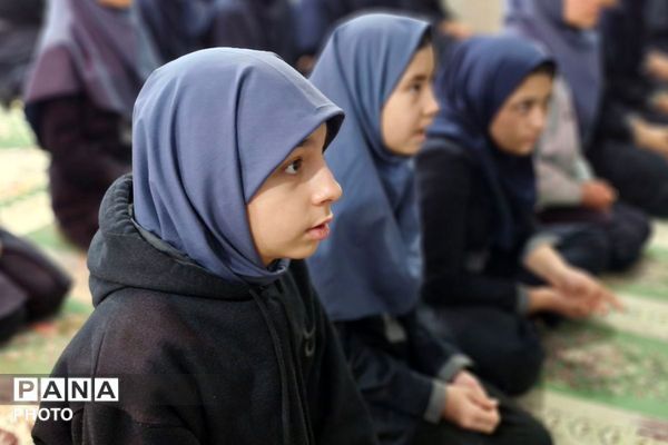  پیچیدن عطر نماز جماعت در مدرسه شهدای هسته‌ای قرچک