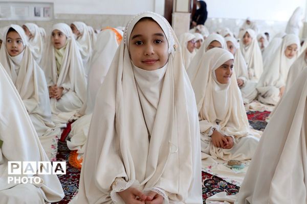 آغاز مسیر بندگی؛ جشن تکلیف دانش‌آموزان دختر فیروزکوهی
