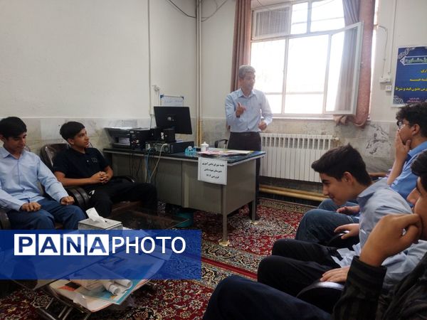 جلسه شورای دانش آموزی در دبیرستان نمونه دانش 