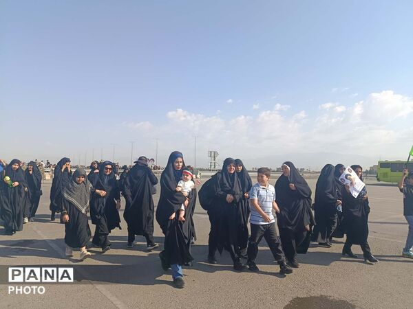 اردوی زیارتی دانشجومعلمان قم در مرقد امام و بیت رهبر شهید
