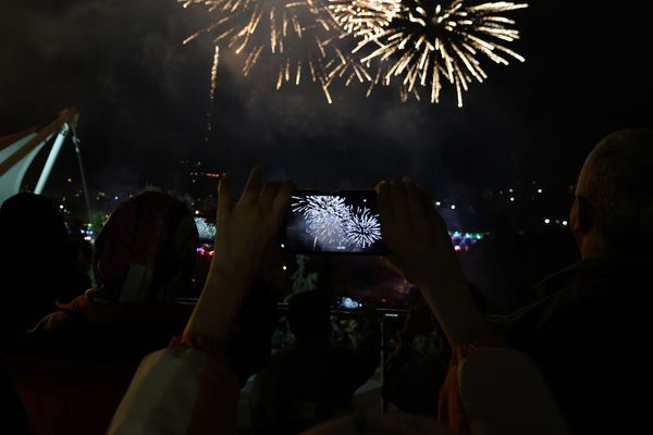 مراسم آتش‌بازی و نورافشانی همزمان با شب سال نو در پل طبیعت