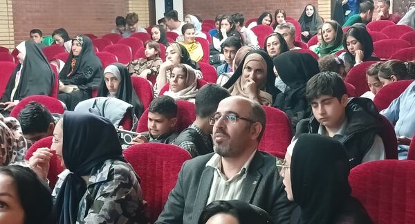 تقدیر از دانش‌آموزان فعال محمدشهری در زمینه‌های فرهنگی و هنری