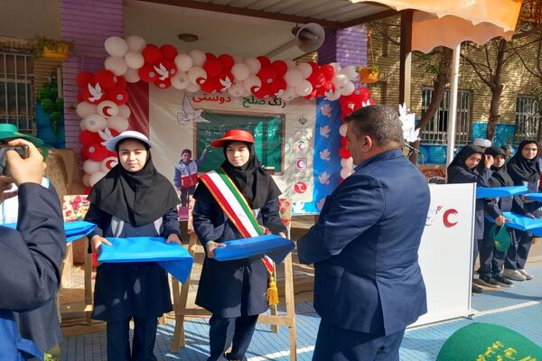 زنگ صلح  و دوستی در دومین روز از سال تحصیلی در مدرسه شاهد ائمه اطهار پاکدشت نواخته شد 