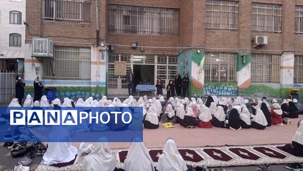 مراسم افطاری در دبستان دخترانه شهید باهنر با حضور دانش‌آموزان و اولیاء