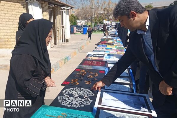 بازارچه دست‌سازه‌های کارو‌فناوری و غرفه‌ بومی محلی در دبیرستان شاهد ۱۶