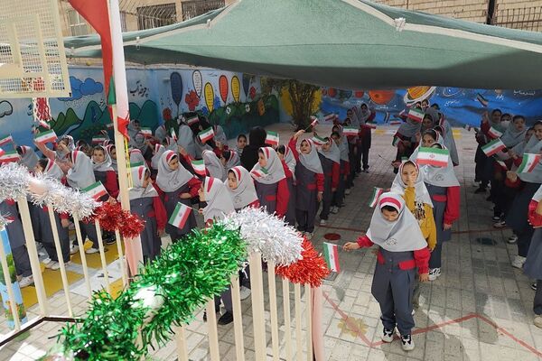 پویش پرچم همزمان با آغاز سال تحصیلی در دبستان سارا