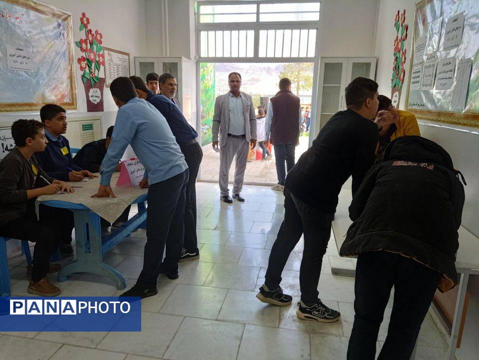  انتخابات شورای دانش‌آموزی در دبیرستان سما شهرستان کاشمر 