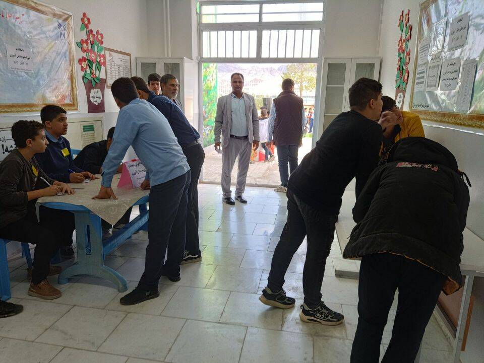 انتخابات شورای دانش‌آموزی در دبیرستان پسرانه متوسطه اول سما شهرستان کاشمر 