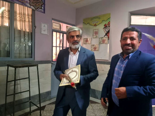 تقدیر مدیر آموزش و پرورش ناحیه 2 قم از معلمان دبیرستان سید احمد فاتحی یک 