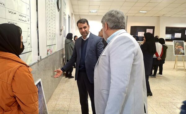 بازدید مسئولان و دانش‌آموزان از نمایشگاه دستاوردهای هنرستان بنت‌الهدی صدر