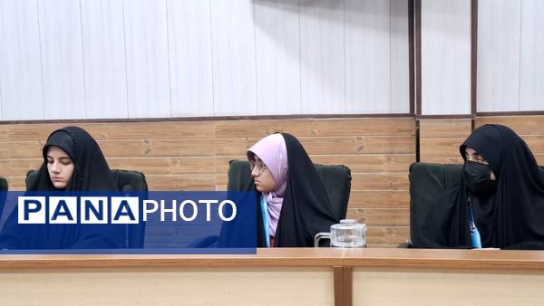 نشست صمیمی اعضای مجلس دانش‌آموزی و خبرنگاران پانا با معاون تربیت‌بدنی و سلامت آموزش و پرورش قم