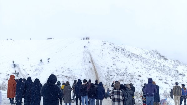  برف بازی مردم نیشابور در روستای برف ریز 