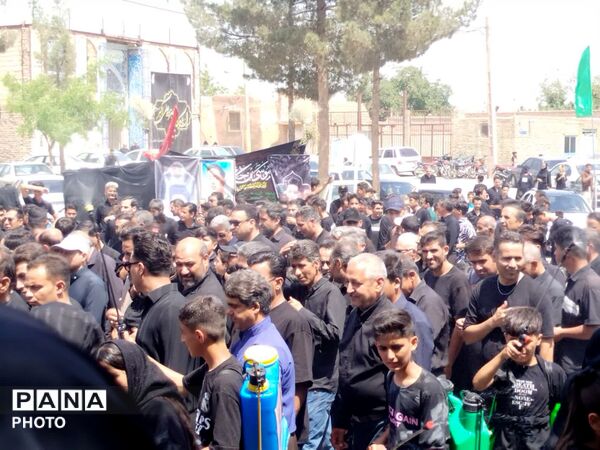 حرکت دسته‌های عزاداری در روستای فدافن همزمان با روز تاسوعای حسینی