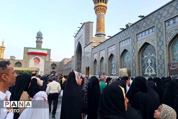 نجوای عاشقانه زائران در روز عرفه؛ مشهد الرضا غرق در زمزمه‌های بندگی