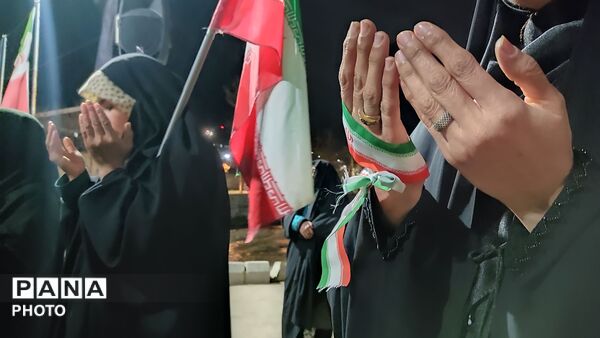زن و مرد و پیر و جوان این شب ها در اجتماعات خیابانی شهر بار 