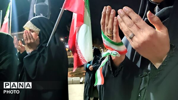 زن و مرد و پیر و جوان این شب ها در اجتماعات خیابانی شهر بار 