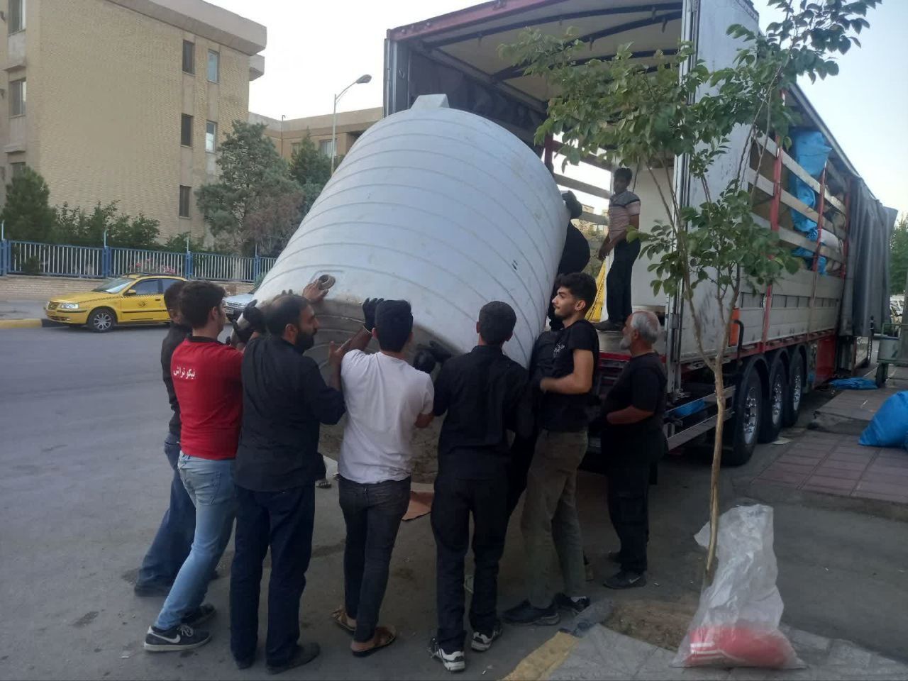 بارگیری و بدرقه موکب شباب الزینب ساوه؛ سفری به سوی خدمت به زائران