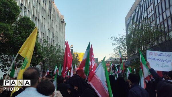 مردم تهران به احترام چهلمین روز از شهادت رهبر شهید ایستادند
