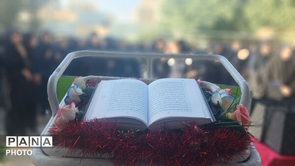 به صدا درآمدن زنگ مهر همزمان با آغاز هفته دفاع مقدس در دبیرستان کوثر فرهنگیان