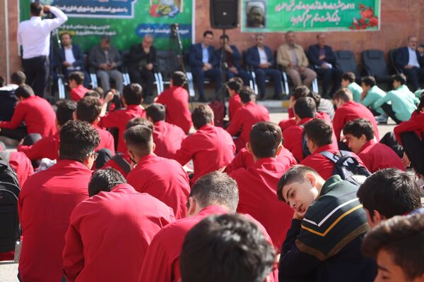 آیین نواختن زنگ سپاس معلم به مناسبت گرامیداشت مقام معلم در دبیرستان حکمت ناحیه 2 اراک