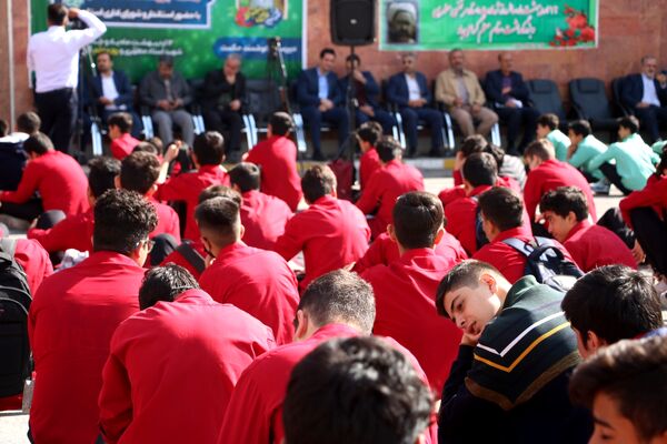 آیین نواختن زنگ سپاس معلم به مناسبت گرامیداشت مقام معلم در دبیرستان حکمت ناحیه 2 اراک