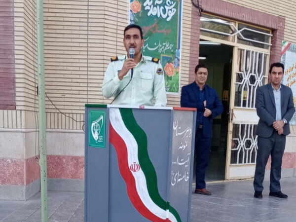 رئیس پلیس فتا کاشمر در مراسم صبحگاه دبیرستان آیت‌الله خامنه‌ای بر هوشیاری در فضای مجازی تأکید کرد