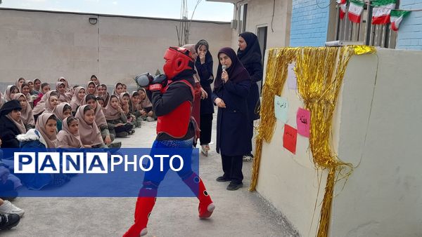 انجام حرکات ورزشی و نمادین به‌مناسبت هفته تربیت‌بدنی توسط ورزشکاران نوجوان اسلامشهر