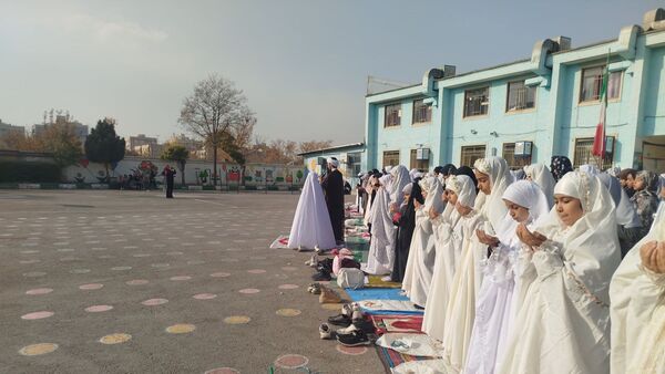 نماز طلب باران، همخوانی زمین و آسمان در دبستان پنجم مهر